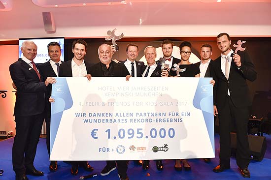 Dr. Hans-Dieter Cleven, Malte Heinemann, Felix Neureuther, Thomas Bodmer (Vorstand DAK Gesundheit), Robert Lübenoff, Prof. Dr. Ingo Froböse, Rico Freimuth, Marie-Laurence Jungfleisch, Tom Liebscher, Markus Deibler / 4. Felix & Friends For Kids Gala 2017 im Hotel Vier Jahreszeiten Kempinski in München am 07.10.2017 / Foto: BrauerPhotos / S.Brauer fuer Luebmedia